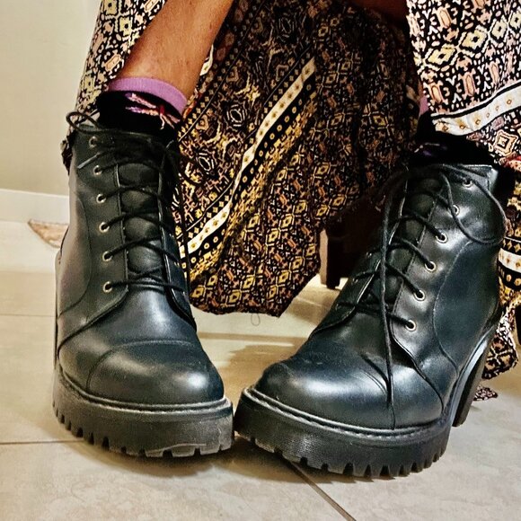 EUC Dr. Martens Averil Black Leather Heeled Ankle Bootie Sz 10 - Picture 1 of 9